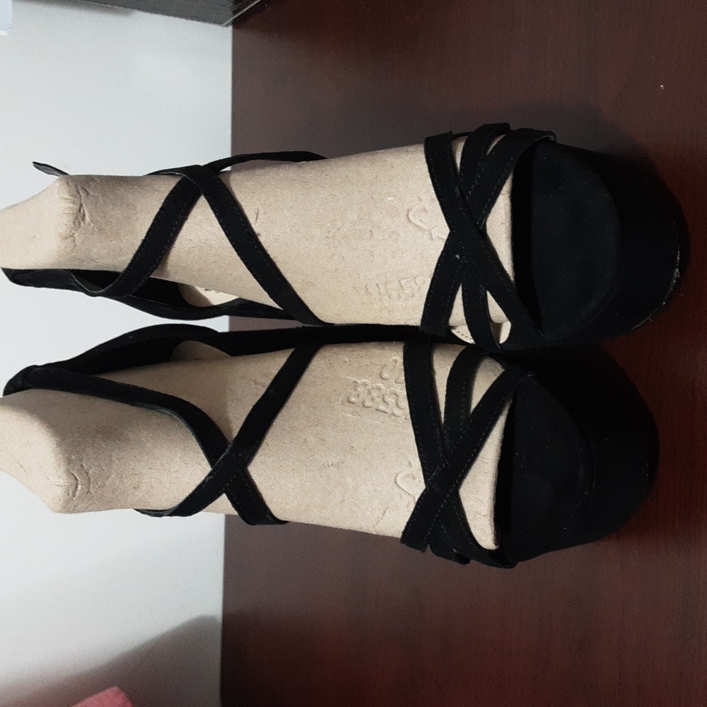 Vince CamutoGarnitta‎ Platform Black Strappy Heels